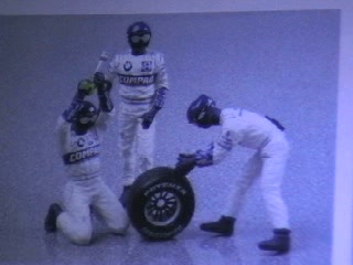 BMW F1 MECANOS CHANGEURS DE ROUES